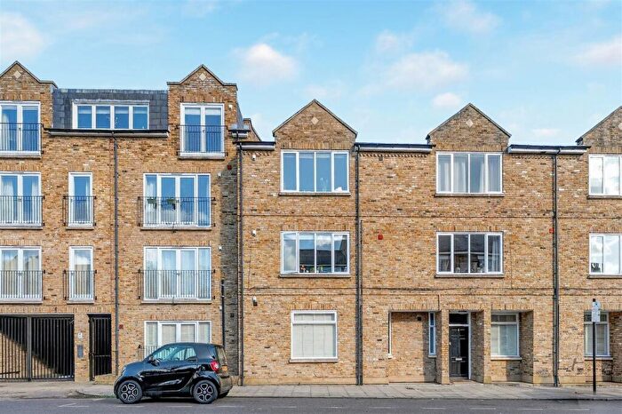 2 Bedroom Flat For Sale In Mount Pleasant Crescent, Stroud Green, N4