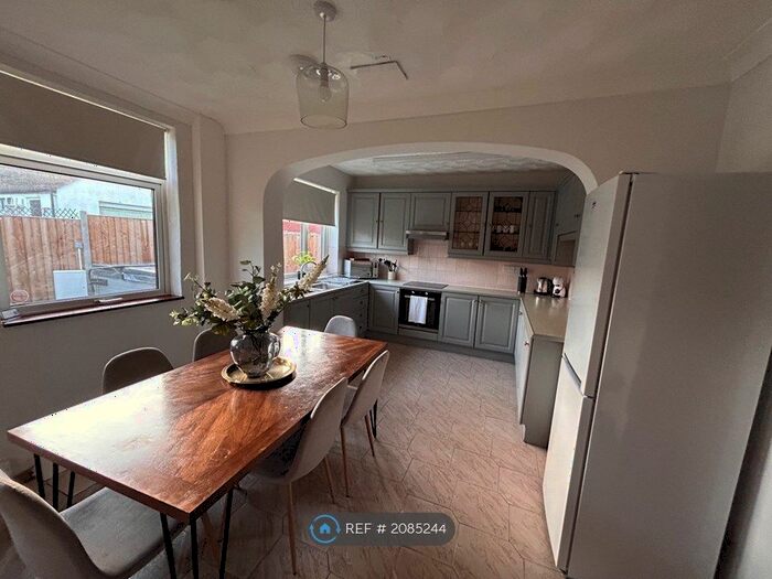 4 Bedroom Detached House To Rent In Milton Road, Clapham, Bedford, MK41