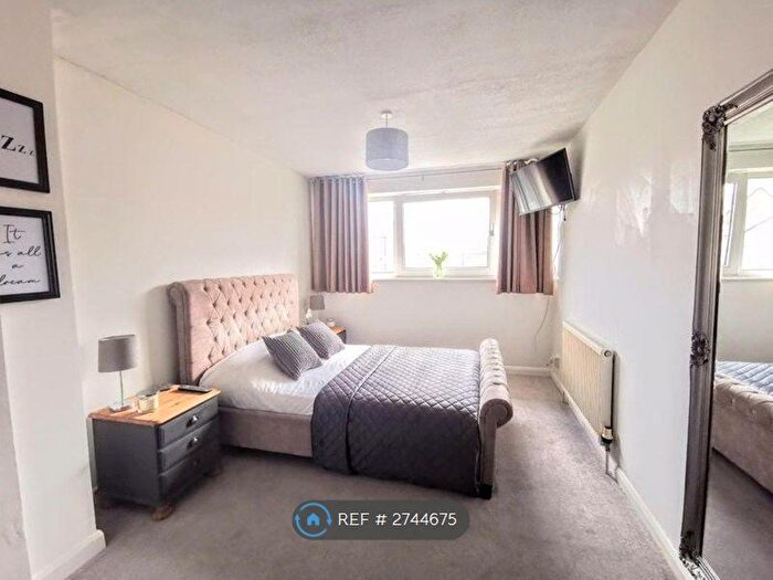 3 Bedroom Semi Detached House To Rent In Northern Road, Aylesbury, HP19