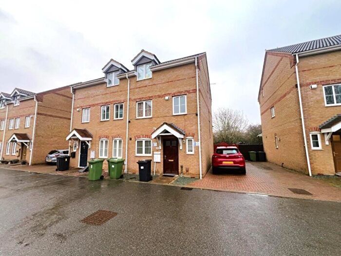 3 Bedroom Town House For Sale In Phoenix Close, Fletton, Peterborough, PE2