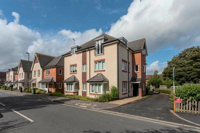 3 Bedroom Flat To Rent In Keller Court, Elm Grove, Horsham, RH13