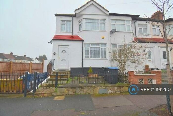 3 Bedroom End Of Terrace House To Rent In Newbury Ave, Greater London, EN3