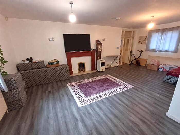 4 Bedroom Semi-Detached Bungalow For Sale In Halesowen Road, Cradley Heath, B64