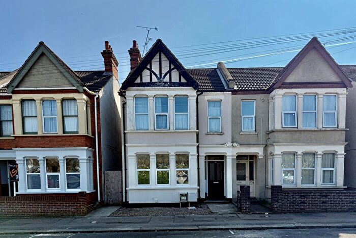 2 Bedroom Flat To Rent In Whitegate Road, SS1