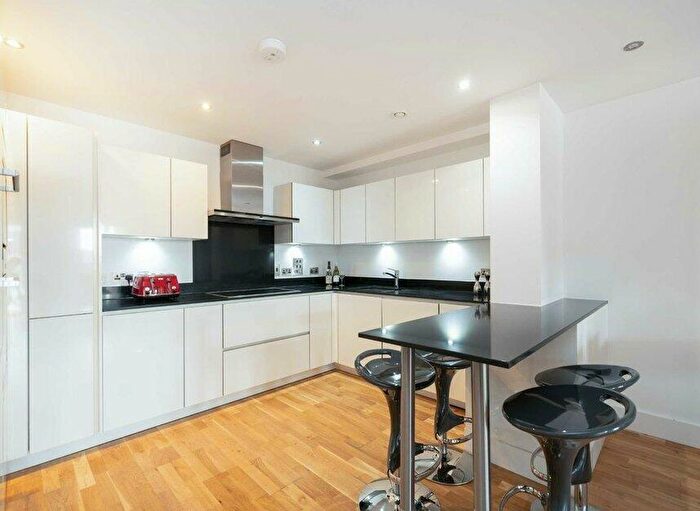 3 Bedroom Flat To Rent In Camden Road, Camden, NW1