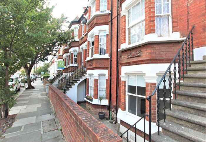 1 Bedroom Flat To Rent In Curwen Road, London, W12