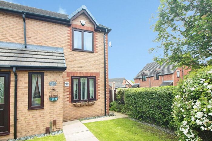 2 Bedroom Semi-Detached House For Sale In Raylands Fold, Leeds, LS10