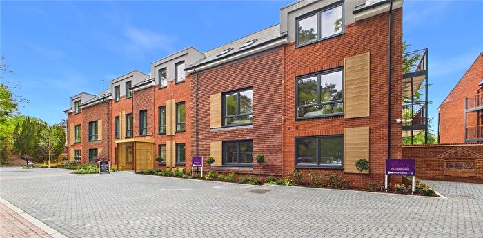 2 Bedroom Flat For Sale In Horsell, Surrey, GU21