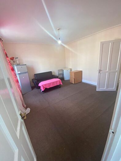 2 Bedroom Flat To Rent In Cranbourne Road, Barking, Barking, IG11