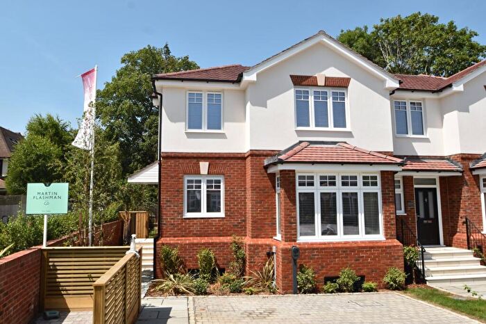 3 Bedroom Semi-Detached House For Sale In Beverley Close, Weybridge, KT13