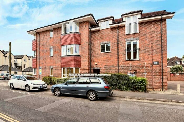 2 Bedroom Flat For Sale In Newbury, Berkshire, RG14