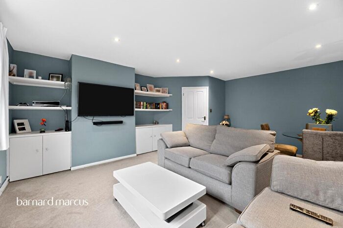 2 Bedroom Maisonette For Sale In Epsom Road, Epsom, KT17