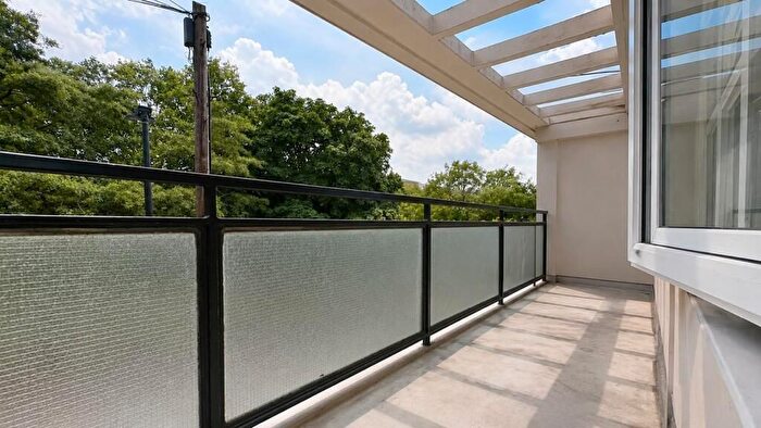 3 Bedroom Flat To Rent In Poplar, London, E14