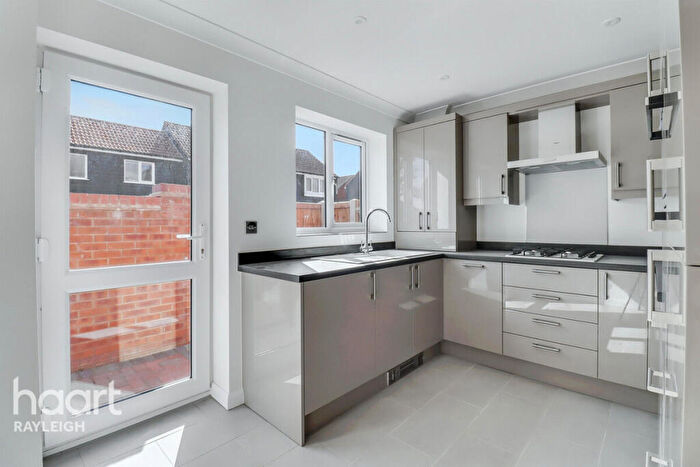 3 Bedroom Detached House For Sale In Fairview Crescent, Rayleigh, SS6