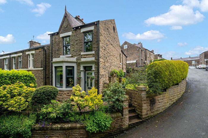 4 Bedroom Detached House For Sale In Slatelands Road, Glossop, SK13