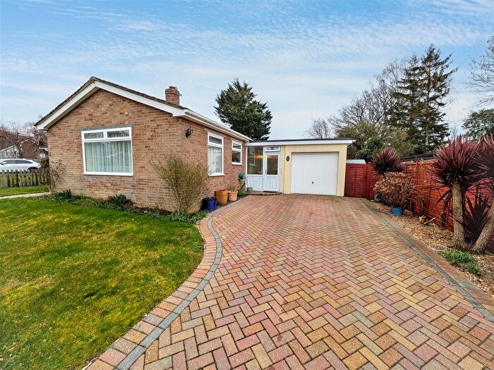 2 Bedroom Semi Detached Bungalow For Sale In Wandleys Close, Eastergate, PO20