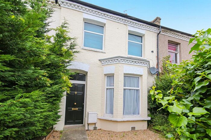 3 Bedroom Flat To Rent In Fountain Road, London, SW17