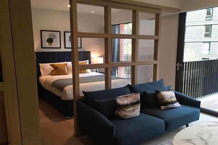 Apartment To Rent In Embassy Gardens, Viaduct Gardens, SW11