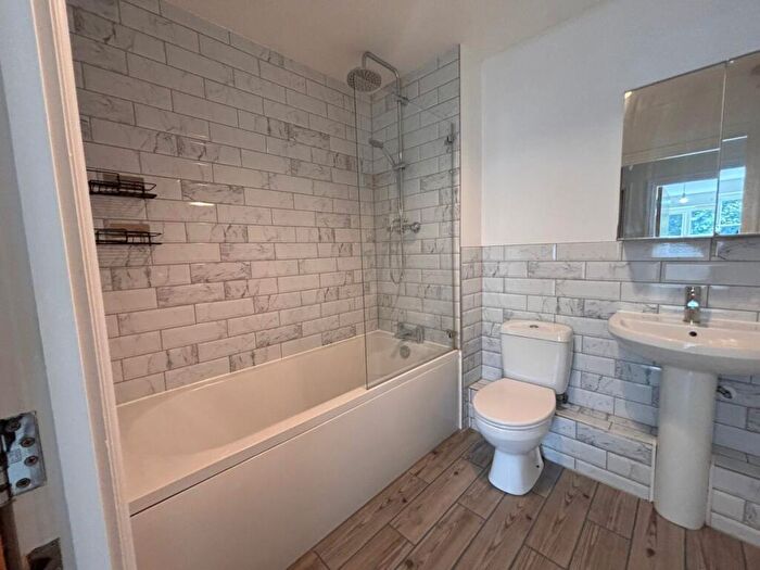 2 Bedroom Apartment To Rent In Station Approach West, Redhill, RH1