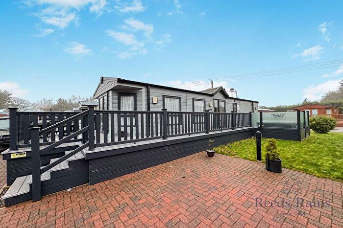 2 Bedroom Mobile/park Home For Sale In Cliffe Common, Selby, North Yorkshire, YO8