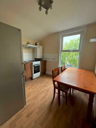 2 Bedroom Maisonette To Rent In Essex, IG1