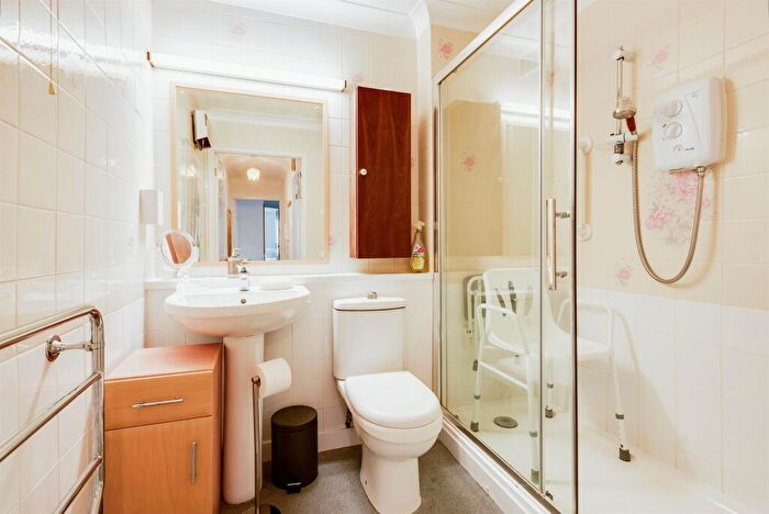 1 Bedroom Apartment For Sale In St. Marys Mead, Witney, OX28