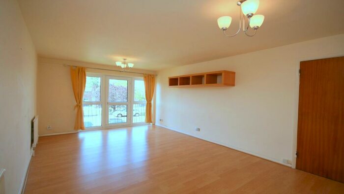2 Bedroom Flat To Rent In Riseley Road, SL6