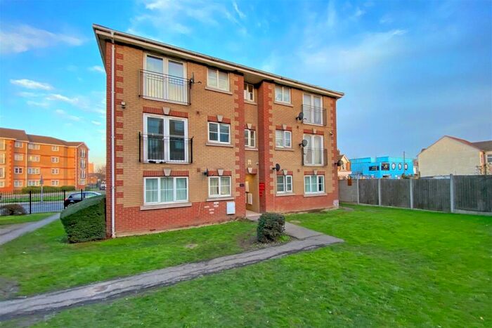 2 Bedroom Flat To Rent In Queensland Court, Dock Road, Tilbury, RM18