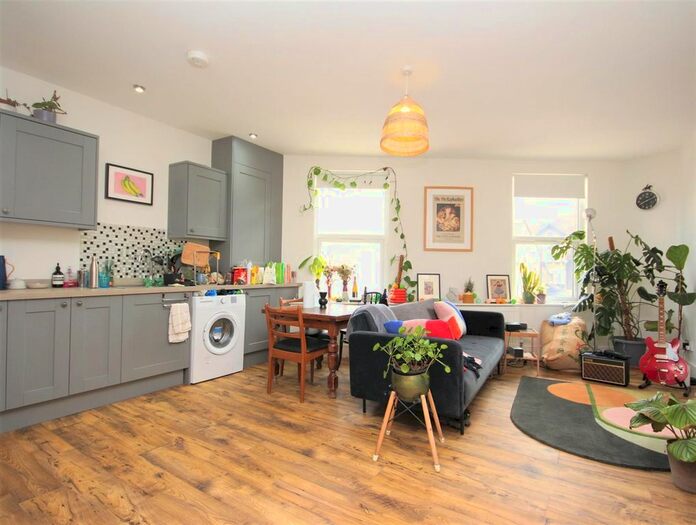 2 Bedroom Flat To Rent In Hoe Street, London, E17