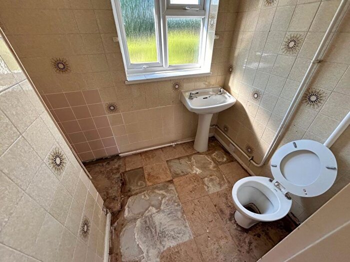 2 Bedroom Bungalow For Sale In Westfield Avenue, Deanshanger, Milton Keynes, MK19