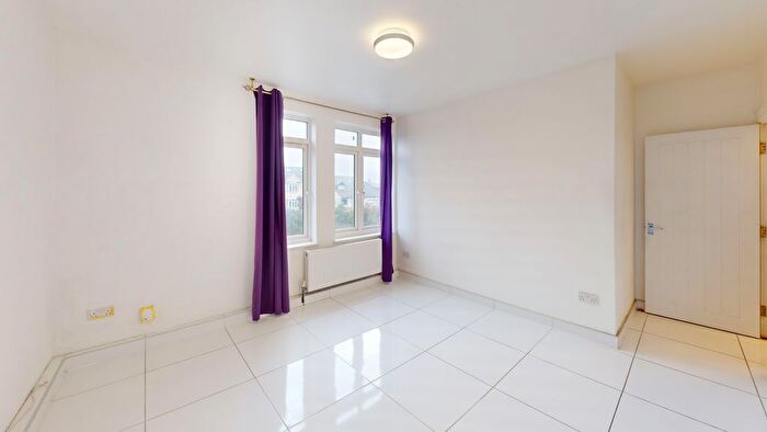 3 Bedroom Flat To Rent In Lodge Lane, Grays, RM17