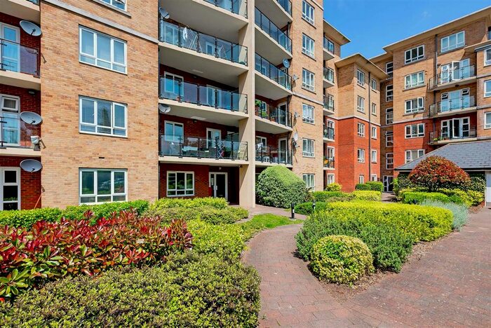 3 Bedroom Flat To Rent In Glebelands Close, Finchley, London, N12