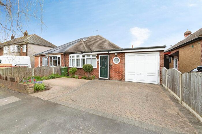 2 Bedroom Semi-Detached Bungalow For Sale In Warwick Road, Rainham, RM13