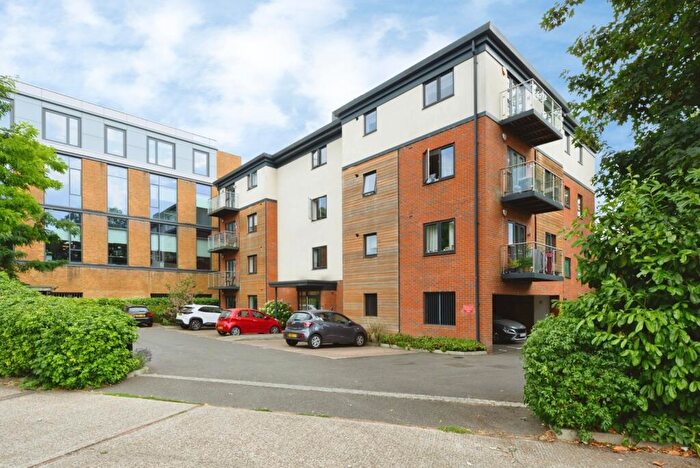 2 Bedroom Flat For Sale In Nash Gardens, Redhill, Surrey, RH1
