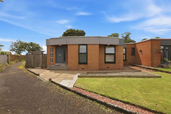 4 Bedroom Semi-Detached Bungalow For Sale In Cedar Walk, Wemyss Bay, PA18