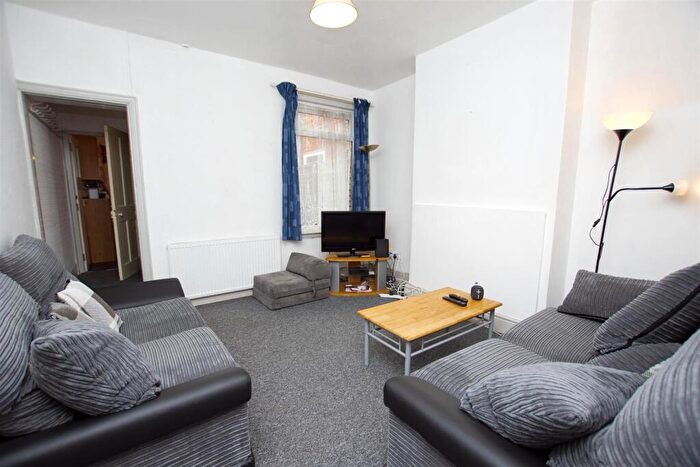 3 Bedroom House To Rent In Warwards Lane, Birmingham, West Midlands, B29