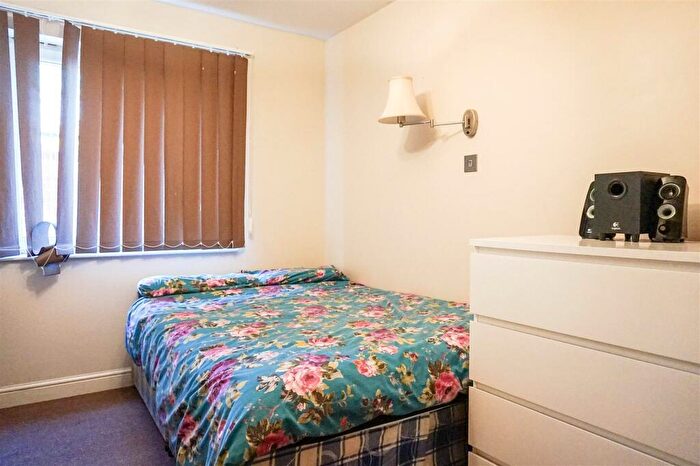 2 Bedroom Flat To Rent In Broomfield Cres, Leeds, LS6