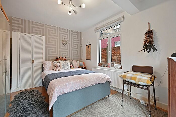 2 Bedroom Maisonette For Sale In Oldfield Road, London, NW10