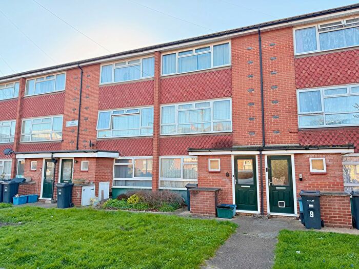 2 Bedroom Maisonette For Sale In Chadwell Avenue, Romford, RM6