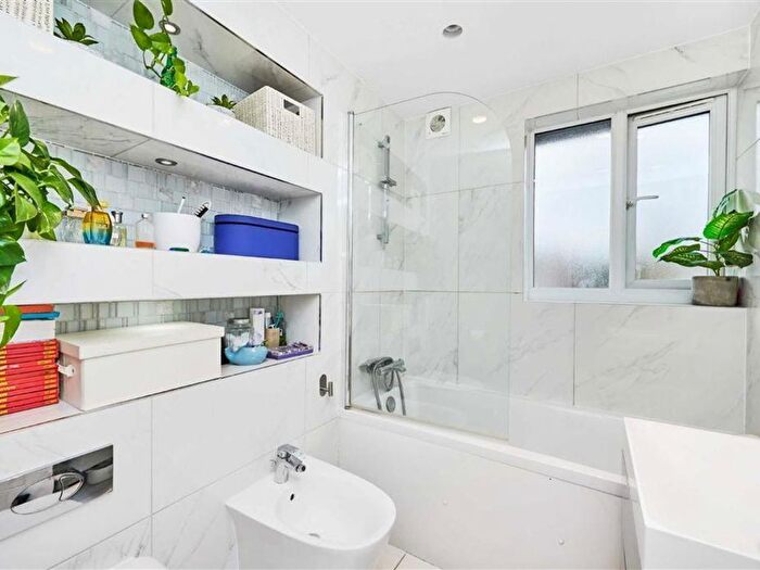 3 Bedroom Flat To Rent In Strathnairn Street, London, SE1