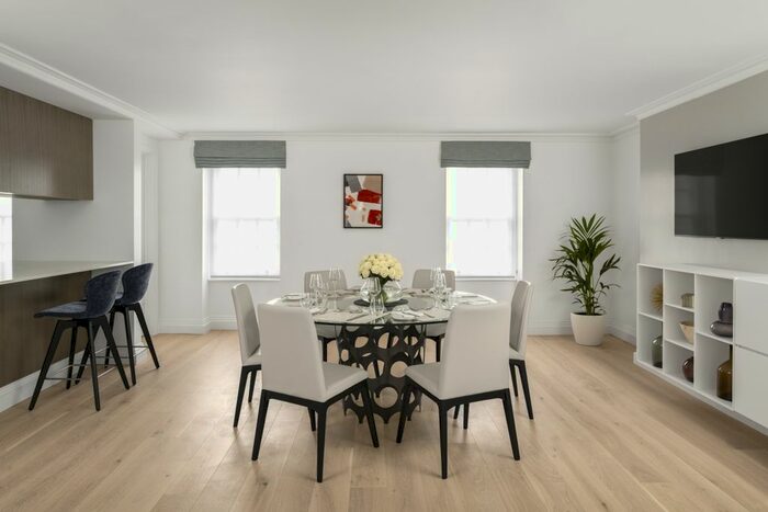 3 Bedroom Flat To Rent In Hertford Street, London, W1J