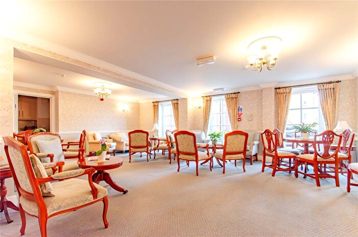 1 Bedroom Flat For Sale In Paynes Park, Hitchin, Hertfordshire, SG5