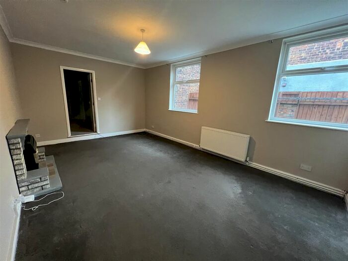 2 Bedroom Flat To Rent In Hamlyn Avenue, Hull, HU4