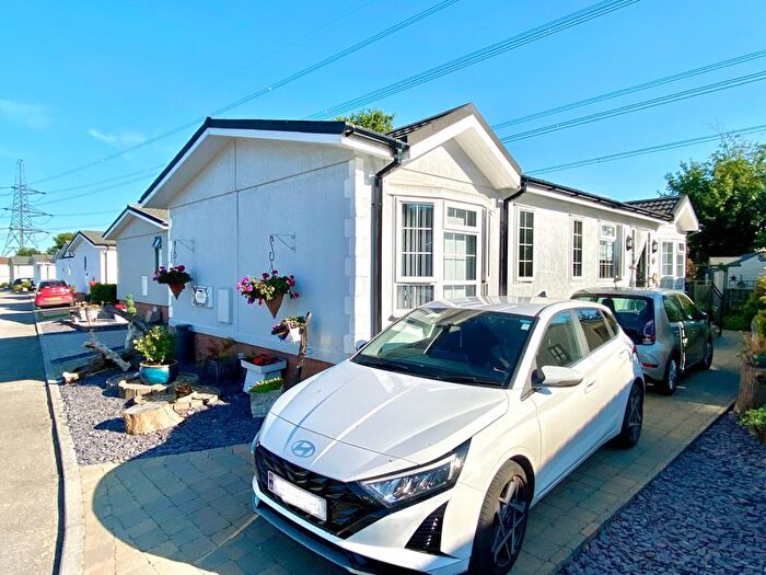 2 Bedroom Mobile/park Home For Sale In Wickham Court, Southwick Road, North Boarhunt, PO17