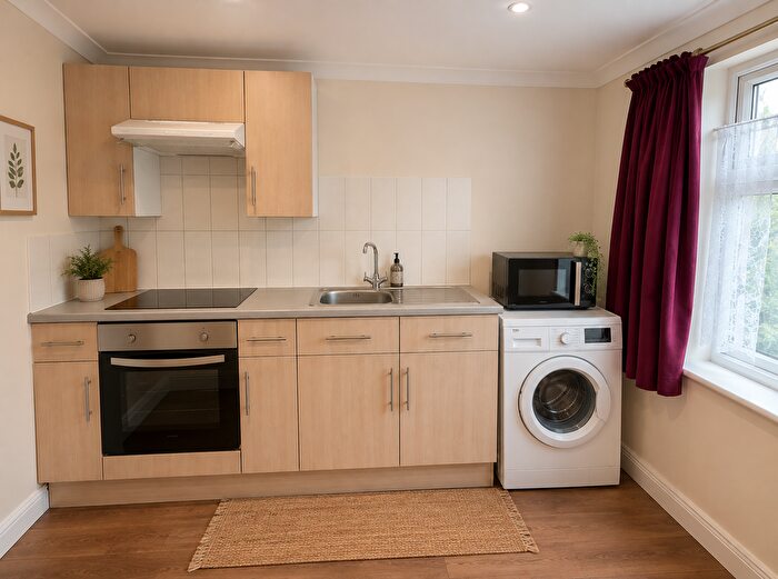 1 Bedroom Flat To Rent In Hanworth Road, Hounslow, TW3