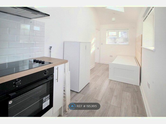 Studio To Rent In Heathfield Vale, South Croydon, CR2