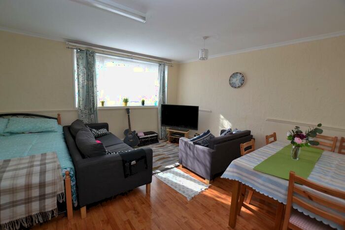 3 Bedroom Flat To Rent In Grant Street, Plaistow, London, E13
