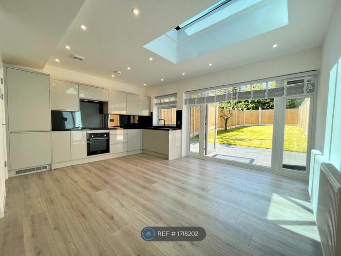 5 Bedroom Semi-Detached House To Rent In Daneland, Barnet, EN4