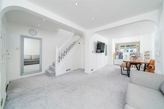 3 Bedroom Property For Sale In Knollmead, Surbiton, KT5