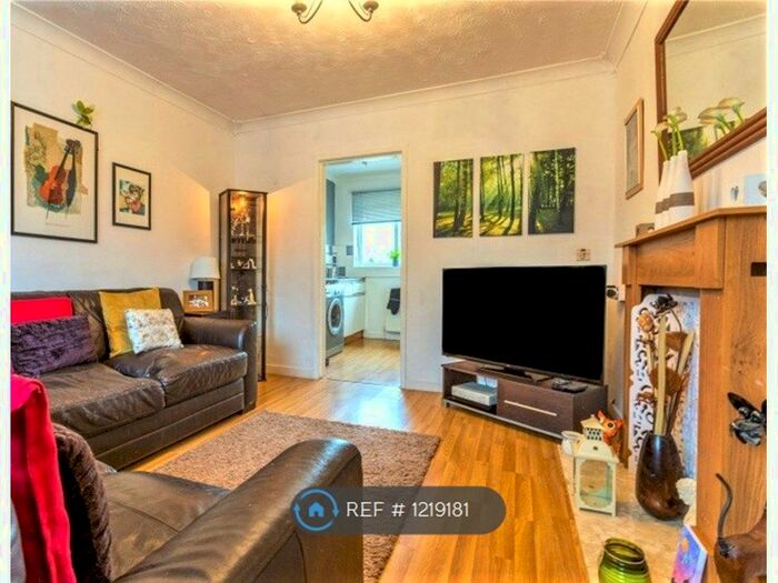 2 Bedroom Flat To Rent In Thorncliffe Road, Hadfield, Glossop SK13